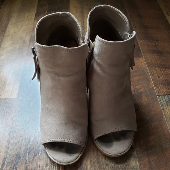 Universal Thread Heels - Picture 1 of 3